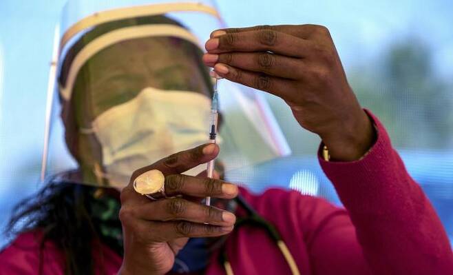 [요하네스버그=AP/뉴시스] 남아프리카공화국 요하네스버그 인근의 한 병원에서 직원이 화이자 백신 접종을 준비하고 있다. 남아공에서 코로나19 확진자가 폭증하는 가운데 아프리카의 지난 4주간 코로나19 확진자 수도 평균 20% 증가한 것으로 나타났다. 2021.12.03. *재판매 및 DB 금지