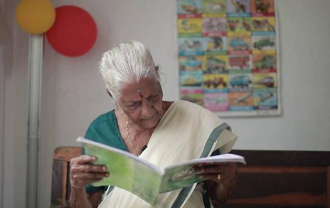 [서울=뉴시스] 인도 서남부 케랄라주에 사는 104살 할머니 쿠티야마가 정부의 문맹퇴치 프로그램에 참여한 뒤 최근 인증 시험에 합격했다. (출처: BBC 캡처) 2021.12.03. *재판매 및 DB 금지