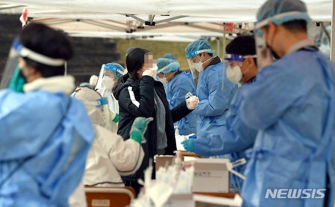 [광주=뉴시스] 류형근 기자 = 3일 오전 광주의 모 고등학교 운동장에서 방역당국이 학생들을 대상으로 코로나19 검사를 하고 있다. 2021.12.03. hgryu77@newsis.com
