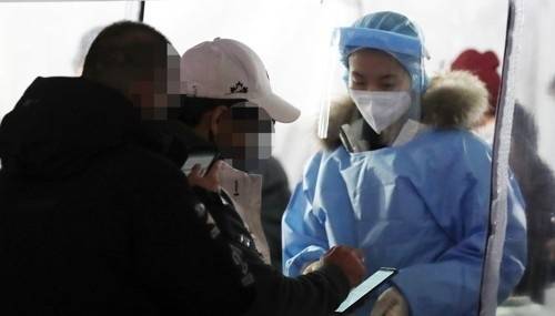 인천에 신종 코로나바이러스 감염증(코로나19)의 새로운 변이 바이러스인 ‘오미크론 변이’ 확진자가 잇따라 나오는 가운데 2일 오후 인천시 미추홀구 미추홀구보건소 선별진료소에서 의료진이 검사 안내를 하고 있다. 연합뉴스