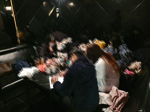 3일 경찰에 따르면 서울 수서경찰서는 오전 2시 30분께 강남구 역삼동의 한 건물 지하 2층에 있는 무허가 유흥주점을 적발해 업주를 식품위생법(무허가 영업)·감염병예방법 위반 혐의로 입건했다. /연합뉴스