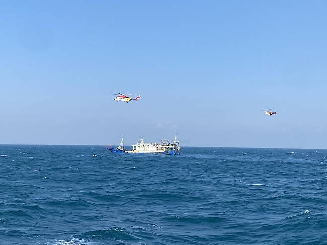 여수 간여암 남동쪽 해상서 중국어선 침수…해경 구조 [여수해양경찰서 제공. 재판매 및 DB 금지]