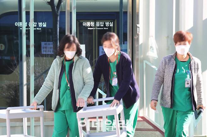 [이데일리 이영훈 기자] 코로나19 신규 확진자가 4944명 발생하고 위중증 환자도 736명 발생한 지난 3일 오전 서울 은평구 서울시립서북병원에 마련된 이동형 음압 병실에서 의료진이 나오고 있다.