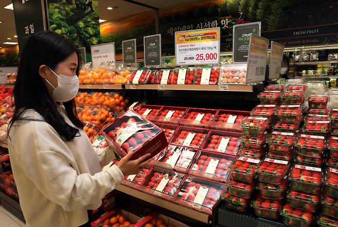이마트 성수점 딸기 매장에서 시민이 딸기를 고르고 있다.(이마트 제공) © 뉴스1