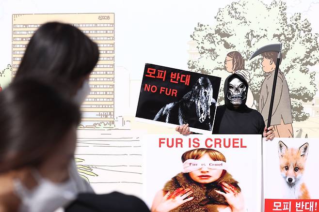 지난 10월 18일 서울 광화문광장에서 한국동물보호연합 주최로 모피 퇴출 촉구 기자회견이 열리고 있다. /연합뉴스