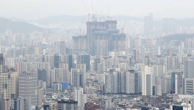 서울 남산에서 바라본 서울 시내 아파트 모습들. 2021.12.02/연합뉴스