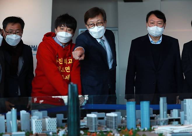 윤석열 국민의힘 대선 후보와 이준석 대표가 4일 오후 부산항 국제여객터미널 내 북항재개발 홍보관을 찾아 박형준 부산시장으로부터 북항재개발과 2030부산월드엑스포 유치 진행 상황을 설명받고 있다./연합뉴스