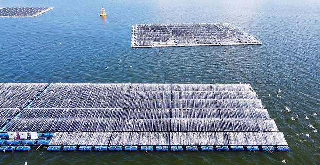 2021년 8월 5일 오후 전북 군산시 비응도동 새만금호에 설치된 수상 태양광 패널이 새똥으로 얼룩져 있다. 갈매기·가마우지 같은 새들이 앉기 좋아하는 패널 가장자리 쪽에는 새똥이 더 수북이 쌓였다. 새똥은 잘 씻기지도 않고 패널을 손상시켜 발전 효율을 떨어트린다. 정부는 새만금 일대에 2025년까지 2100㎿(메가와트)에 이르는 세계 최대 규모 수상 태양광 발전소를 설치할 계획이다. 그런데 본 공사 착수 이전에 시범 설치한 태양광 패널이 새똥으로 뒤덮이는 예기치 못한 일이 벌어지고 있는 것이다. /조선DB