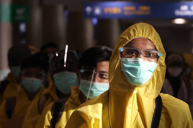 11월 29일 오전 방호복을 입은 해외 입국자들이 인천국제공항을 통해 입국하고 있다. /연합뉴스