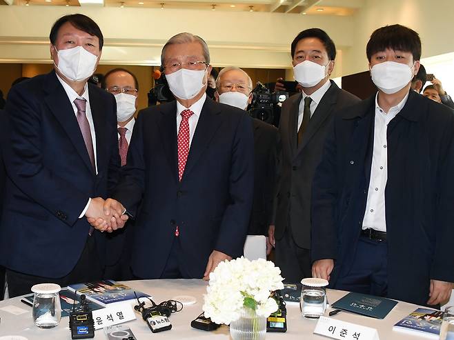 국민의힘 윤석열 대선 후보가 지난달 15일 서울 용산구 그랜드 하얏트 서울 호텔에서 열린 만화로 읽는 오늘의 인물이야기 '비상대책위원장-김종인' 출판기념회에 참석해 김 전 비대위원장과 악수하고 있다. 왼쪽부터 국민의힘 김기현 원내대표, 김동연 전 경제부총리, 윤 후보, 김 전 비대위원장, 금태섭 전 의원, 국민의힘 이준석 대표. /연합뉴스