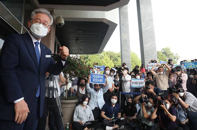 지난해 7월 16일 오후 대법원의 무죄 취지 파기환송으로 지사직을 유지하게 된 이재명 경기도지사가 수원시 경기도청에서 입장을 밝힌 뒤 지지자들에게 인사하고 있다. /조선DB