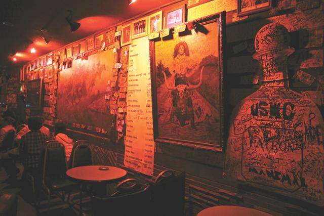 이태원에 위치한 그랜드 올 오프리의 벽면이 미군들과 외국인들의 추억이 담겨 있는 메모와 낙서들로 도배돼 있다. 서울역사박물관 제공