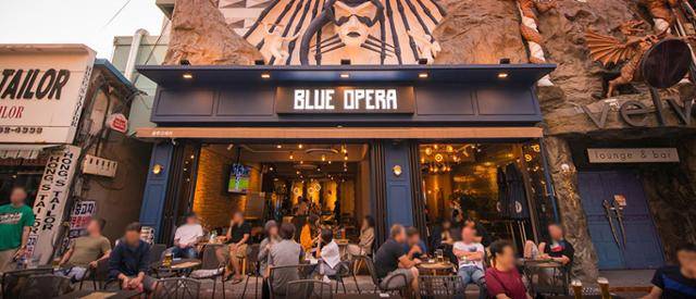 경기 평택시 신장동 송탄관광특구에 위치한 한 펍에 외국인들이 모여 있다. 평택시 제공