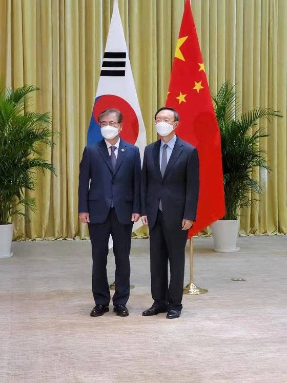 2일 중국 톈진에서 서훈 국가안보실장(왼쪽)이 양제츠(오른쪽) 중국 외교담당 정치국원과 회담에 앞서 사진 촬영을 하고 있다. [톈진=베이징 특파원단 공동취재단]