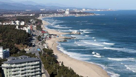 강원 강릉시가 지난해 12월 31일 연말연시 신종 코로나 바이러스 감염증(코로나19) 확산 방지를 위해 해변 출입을 통제하면서 경포해변이 텅 빈 모습. 뉴스1