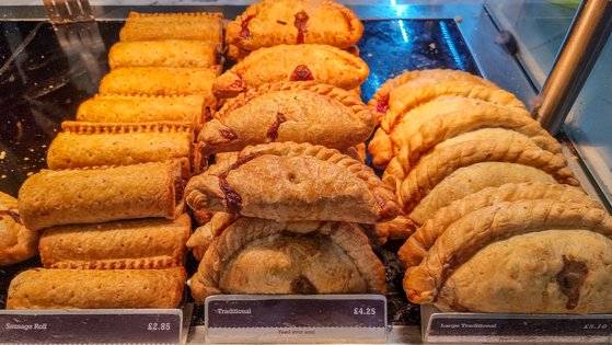 콘월 지역의 빵집에 진열된 여러 종류의 코니시 파스티. 하나에 우리돈 3000~8000원을 받는다. 백종현 기자