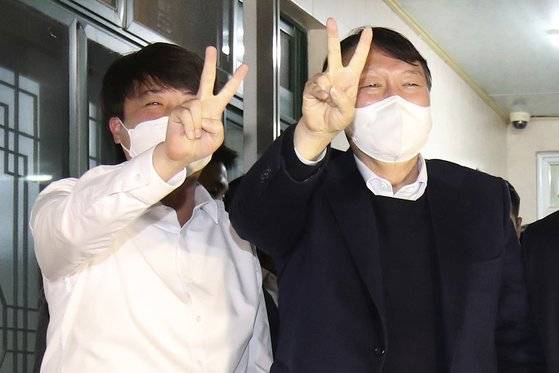 국민의힘 이준석 대표(왼쪽)와 윤석열 대선후보가 3일 오후 울산 울주군 한 식당에서 회동을 마친 뒤 포즈를 취하며 대선승리를 다짐하고 있다. [뉴스1]