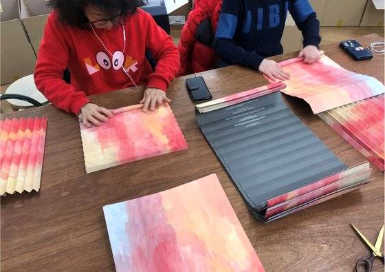 지플로우 제품은 발달장애를 가진 아티스트가 만든다. ‘폴딩 테크닉’이란 그레이프랩만의 독특한 기술로 평면의 종이를 가지고 플라스틱만큼 튼튼한 거치대로 만들어내는 것이 경이롭다. [사진 지플로우]