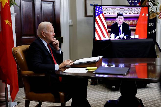 조 바이든 미국 대통령이 지난 11월 15일(현지시간) 워싱턴 백악관에서 화상 영상을 통해 시진핑 중국 국가주석과 정상회담을 하고 있다. / 워싱턴=로이터연합뉴스