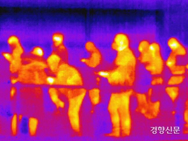 최근 13개국에서 코로나19 변이 바이러스 오미크론이 전 세계로 빠르게 확하고 있는 가운데 지난달 29일 오전 인천국제공항 제1여객터미널을 통해 독일 프랑크푸르트, 러시아 하바롭스크발 여객기를 이용한 승객들이 열화상 카메라상에서 붉게 보이고 있다. 열화상 카메라는 낮은 온도는 파랗게, 높은 온도는 붉게 보인다(열화상 카메라 촬영). / 사진공동취재단