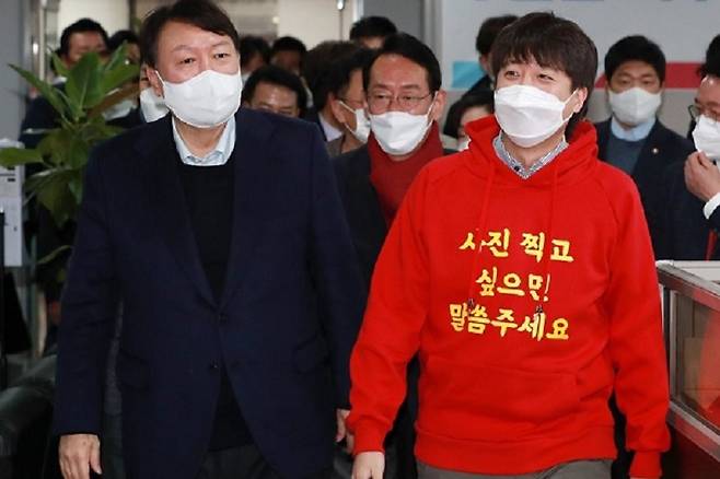 국민의힘 윤석열 대선후보와 이준석 대표가 4일 오전 부산 수영구 부산시당에서 열린 선거대책회의 함께 참석하고 있다. / 사진 = 연합뉴스