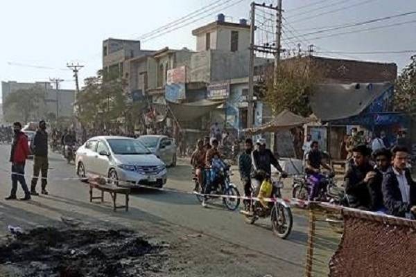 집단 난동이 발생한 스포츠용품 공장 앞 도로 / 사진 = 연합뉴스