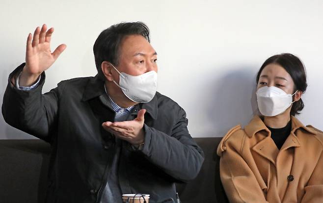 국민의힘 윤석열 대선 후보가 `2박 3일 충청 방문` 마지막 날인 1일 오후 충남 천안시 신부동 문화공원 인근 카페에서 청년들과 간담회를 하고 있다. [사진 = 연합뉴스]