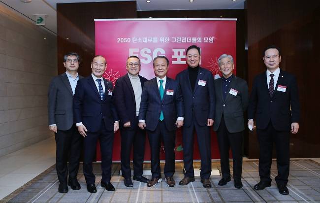 왼쪽부터 이준길 법무법인 지평 고문, 최병오 패션그룹형지 회장, 백영재 한국필립모리스 대표, 최열 환경재단 이사장, 강태선 BYN블랙야크 회장, 소리꾼 장사익, 하영제 국회의원 <사진제공=환경재단>