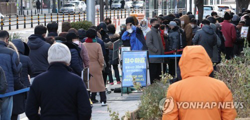 신종 코로나바이러스 감염증(코로나19) 신규 확진이 5352명, 사망자 70명으로 역대 최다를 기록한 4일 오전 서울 송파구 송파보건소 코로나19 선별진료소 인근 인도가 검사를 받으려는 시민들로 가득 차 있다.[사진 제공 = 연합뉴스]