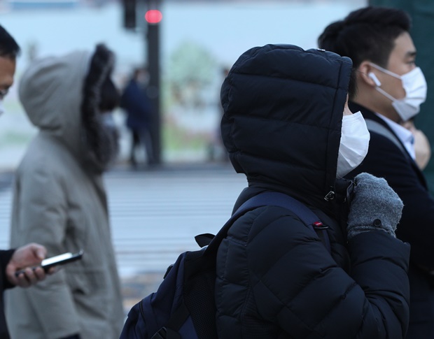 서울 광화문네거리에서 두꺼운 옷을 입고 출근하는 시민. /사진=뉴스1