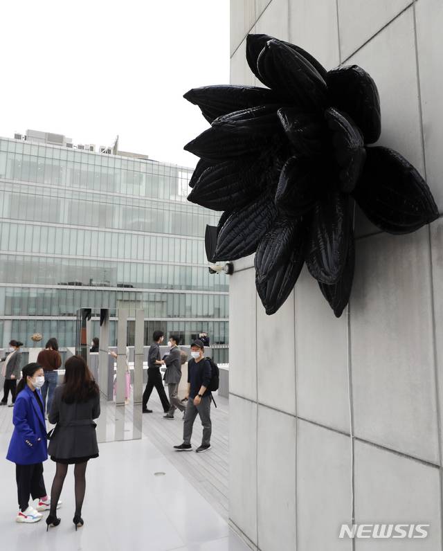 [서울=뉴시스]최진석 기자 =4월 개관한 쾨닉 서울. 서울 강남구 압구정로 MCM 플래그십 스토어 옥상에서 작품들이 언론에 공개되고 있다.  2021.04.02. myjs@newsis.com