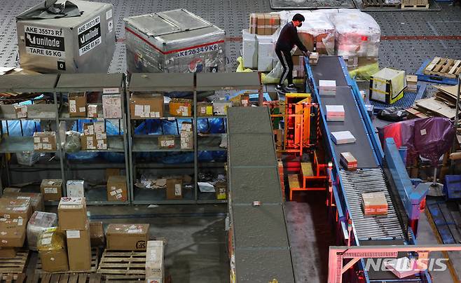 [인천공항=뉴시스] 박미소 기자 = 미국의 대규모 할인행사 블랙프라이데이를 하루 앞둔 지난달 25일 인천 중구 인천본부세관 특송물류센터에서 국내 소비자들이 해외직구로 구입한 물품들이 통관을 기다리고 있다. (공동취재사진) 2021.12.04. photo@newsis.com
