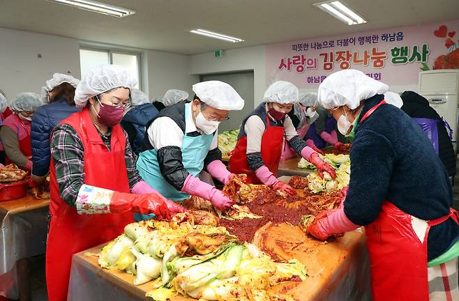 [밀양=뉴시스] 안지율 기자 = 박일호 경남 밀양시장은 3일 하남 읍민회관에서 열린 2021년 사랑의 김장 나눔 봉사 행사에 참여해 김치를 담그고 있다.(사진=밀양시 제공) 2021.12.03. photo@newsis.com *재판매 및 DB 금지