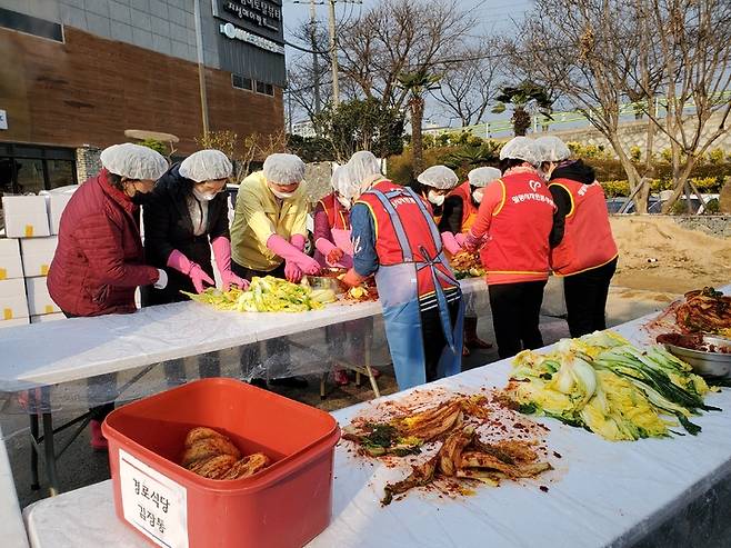 삼문동 자원봉사회 회원들이 김장김치를 담그고 있다. *재판매 및 DB 금지