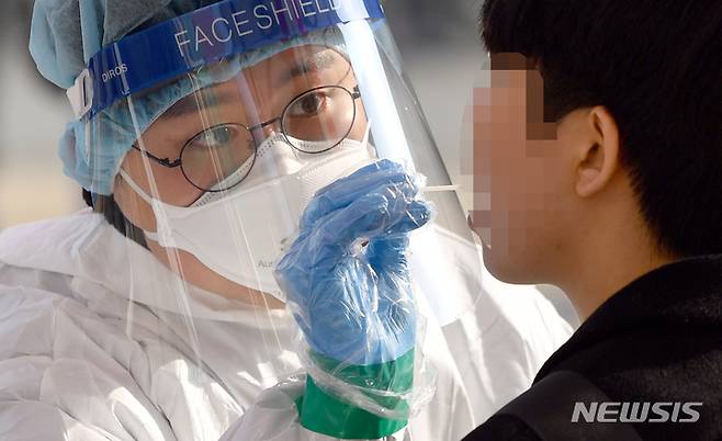 [광주=뉴시스] 류형근 기자 = 코로나19 검사. (사진=뉴시스 DB). photo@newsis.com *재판매 및 DB 금지