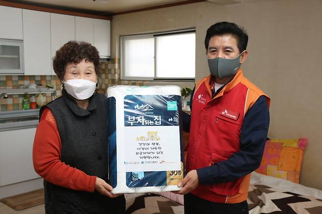 [서울=뉴시스] SK인천석유화학이 사랑의 집수리 사업 100호를 맞아 인천 서구지역 수혜 가정을 방문해 집들이 선물을 전달했다. (사진=SK인천석유화학 제공)  *재판매 및 DB 금지