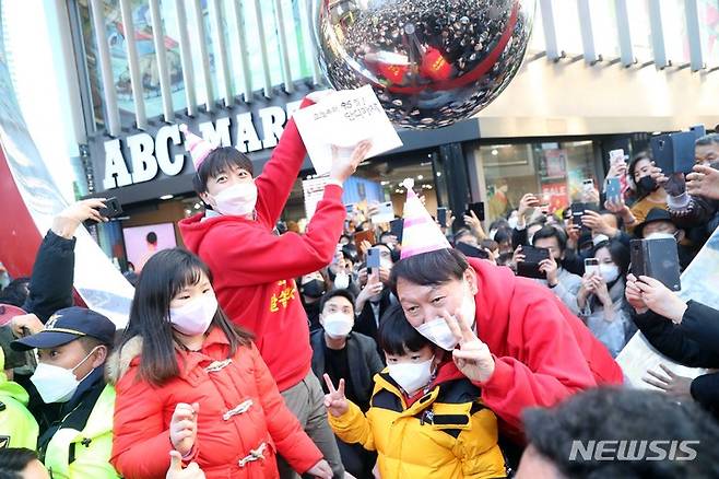 [부산=뉴시스] 하경민 기자 = 국민의힘 윤석열 대선 후보가 이준석 당 대표와 함께 4일 부산 부산진구 서면 일대에서 선거운동을 펼치던 중 '오늘부터 딱 95일! 단디 하자'라고 적힌 케익을 선물받고 있다. 2021.12.04. yulnetphoto@newsis.com