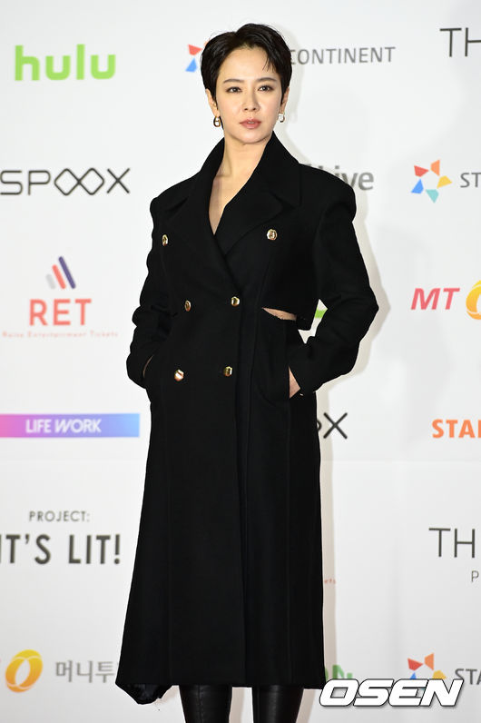 The styling controversy of Actor Song Ji-hyo has reignited.Earlier, there was a disagreement about the Short Cuts Hair style change, this time wearing a coat with a torn bottom and attending the Awards.The controversy surrounding the announcement of the styling improvement statement was rekindled by fans.Song Ji-hyo attended the 2021 Asian Artist Awards held on the 2nd.Song Ji-hyo was baptized with camera flashes, appearing all the way from the Red Carpet event to the Awards.Song Ji-hyo made a sophisticated charm with all-black styling on the day; short cuts style, black colored long Coat, boots matched to enhance chic charm.Song Ji-hyo also captivated Red Carpet photo wall with a styling-fitting look and pose.Song Ji-hyo, who became a cool icon by digesting chic and sophisticated styling, won the popular award on the day.Song Ji-hyo, who has won the popular award for the third consecutive year, said, This award and this place seem to be more meaningful because the hearts of fans are gathering.I would like to express my sincere gratitude to all those who voted for me.In particular, Song Ji-hyo was conscious of the controversy over Short Cuts, I will show you a healthy and healthy figure as I have always been.I hope you finish well and always be healthy. Lee Teuk, who was in charge of MC, also said, Hair looks good.Song Ji-hyo was embroiled in the Short Cuts controversy before attending the Awards.On the 13th of last month, he showed a change to Short Cuts through SNS, and this figure was released through Running Man.However, some fans of Song Ji-hyo have issued a statement through the online community saying, Song Ji-hyo fans urge the styling of Actor Song Ji-hyo (cody/Hair/make-up) to be improved.In a statement, fans demanded a pair that suits Song Ji-hyo and a variety of styling that fit the broadcast concept; also demanding experienced stylists, makeup shop replacements and more.Song Ji-hyo seemed satisfied with his Short Cuts, saying he was very handsome, but the fans reaction was different, which led to the Short Cuts controversy.Other problems also emerged in the first official appearance after Song Ji-hyos Short Cuts controversy: the capture of the torn bottom of LongCoat worn by Song Ji-hyo.Fans who were dissatisfied with styling responded that they did not understand that they were wearing official seats, plus the Coat with the bottoms of the Awards Red Carpet.In particular, he raised the criticism that he did not care about styling as much as he did not rush to Red Carpet.The controversy over the styling surrounding Song Ji-hyo has been ignited again as the Coat controversy, which was torn down following the Short Cuts controversy, has erupted.