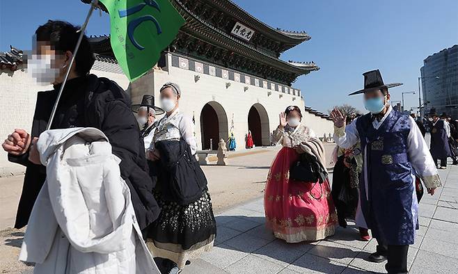 17일 오전 우리나라와 ‘트래블 버블’(여행안전권역) 협정을 체결한 싱가포르의 관광객들이 서울 종로구 경복궁을 둘러본 뒤 이동하고 있다. 연합뉴스
