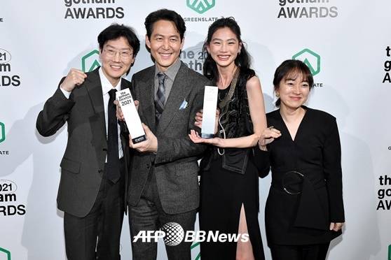 '오징어게임'이 제41회 미국 고담어워즈에서 수상했다.황동혁 감독과 이정재, 정호연, 제작사 싸이런픽쳐스 김지연 대표 등이 환호하고 있다. /AFPBBNews=뉴스1