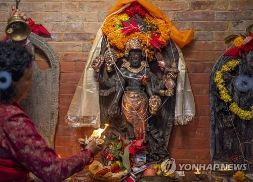 37년 만에 제자리로 돌아온 네팔의 힌두 신의 석상 (카트만두 EPA=연합뉴스) 4일(현지시간) 카트만두의 한 사원에 12∼15세기 제작된 것으로 추정되는 힌두 신의 석상이 1984년에 서 있던 자리로 돌아왔다. 2021.12.4. photo@yna.co.kr
