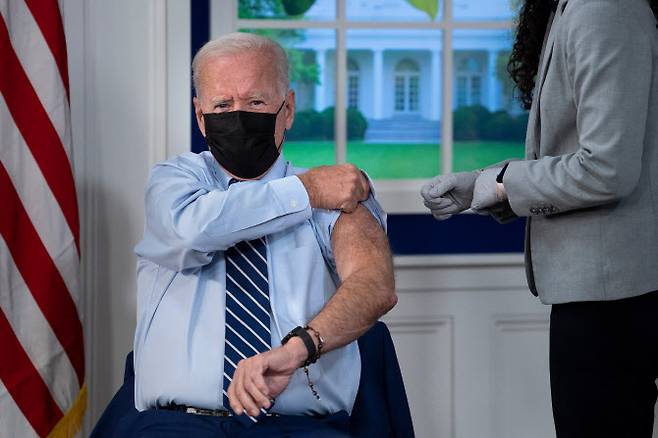 바이든 대통령은 지난 9월 화이자의 코로나19 백신으로 부스터샷을 맞았다. (사진= AFP)