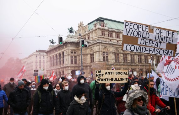 4일(현지시간)오스트리아 비엔나에서 시위대들이 당국의 코로나19 방역 강화 조치에 반대하며 행진하고 있다. 로이터 뉴스1