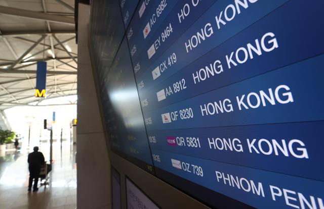 홍콩이 코로나19의 새로운 변이 오미크론 확산에 대응해 한국을 입국 금지국에 추가했다. 5일 오후 영종도 인천국제공항 출국장에 홍콩행 비행기 정보가 표시돼 있다. 연합뉴스