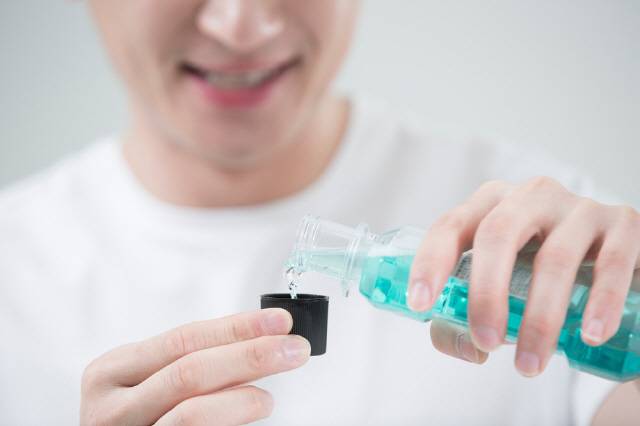 65세 이상이거나 고혈압약 등 구강건조를 유발할 수 있는 약을 먹는 사람은 가글 후 물로 입안을 헹구는 게 좋다./사진=클립아트코리아