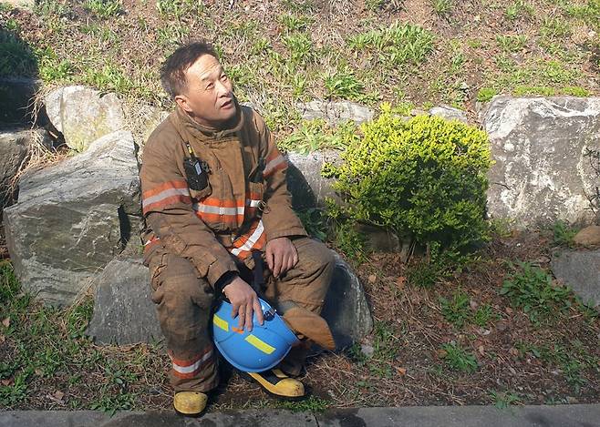 민병문 소방위가 지난 4월 현장에서 화재 진압 후 휴식을 취하고 있다. 근속 30년차지만 여전히 현장에서 동료들과 화마와 싸우는 베테랑 소방관이다. [사진 본인]