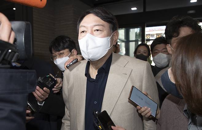 윤석열 국민의 힘 대선후보가 선대위 출범식을 앞둔 19일 여의도 당사로 들어서고 있다. 임현동 기자