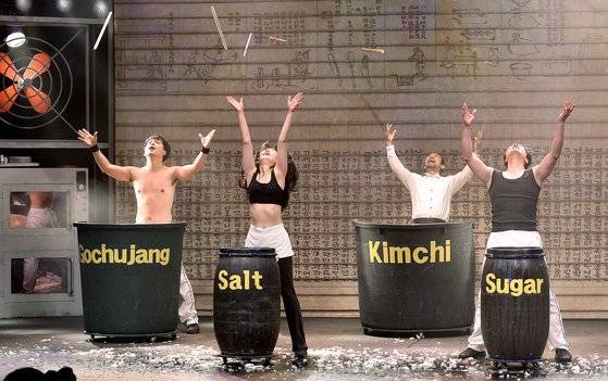 지난달 18일 오후 중구 서울 명동 난타 전용관에서 재개막을 앞두고 열린 프레스콜 행사에서 난타 배우들이 공연을 하고 있다. 배우 송승환이 제작한 '난타'는 1997년 초연 이후 세계 58개국 318개 도시 투어를 통해 누적 관객 1천400만 명을 돌파한 대표적인 한류 공연이다. 뉴스1