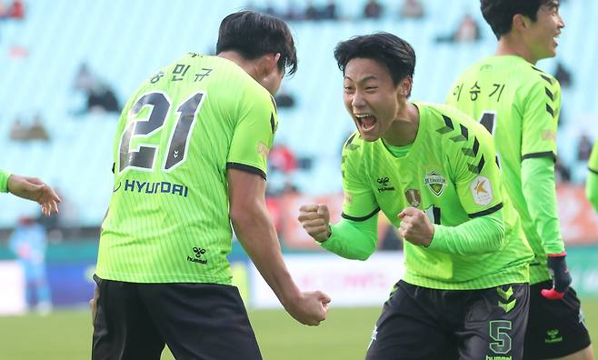 전북 송민규(왼쪽)와 백승호. [뉴스1]
