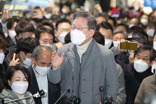 지나가는 길에 들른 것 아닙니다 이재명 더불어민주당 대선 후보가 5일 전북 정읍시 샘고을시장에서 연단에 올라 즉석연설을 하고 있다.  연합뉴스